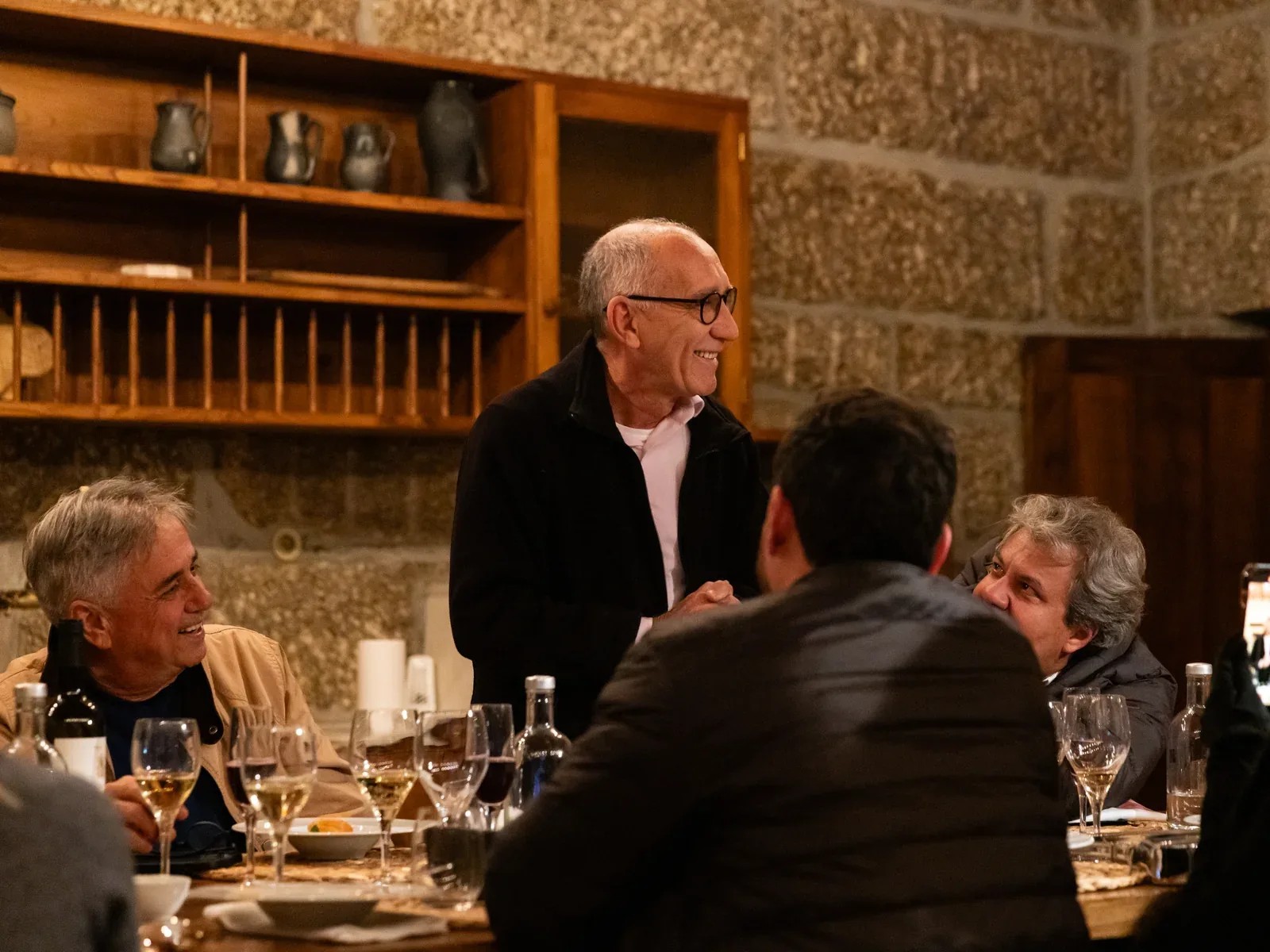 Amigos reunidos à mesa em Portugal