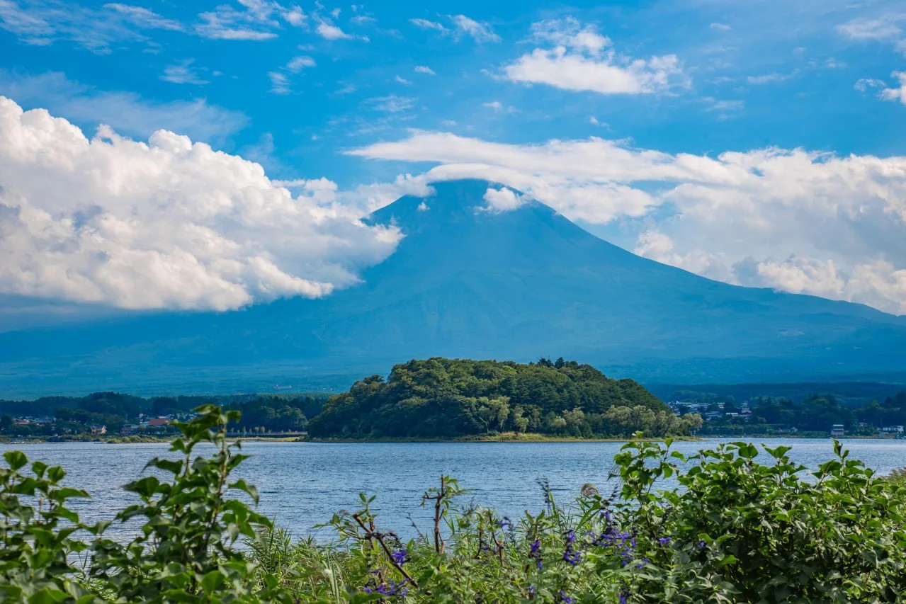 Monte Fuji entre nuvens, visto a partir do lago