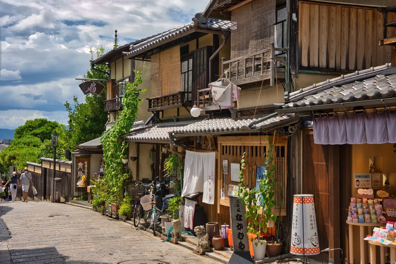 Rua tradicional com fachadas de madeira em Kyoto