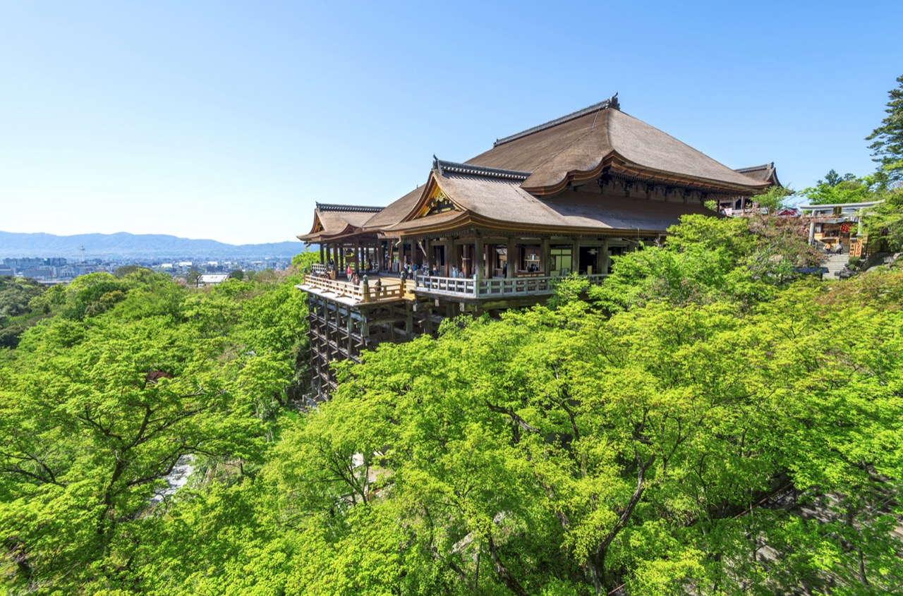 Templo em Kyoto entre árvores