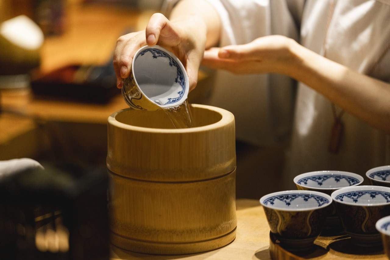 Preparação de chá na experiência OchaKase, em Kyoto