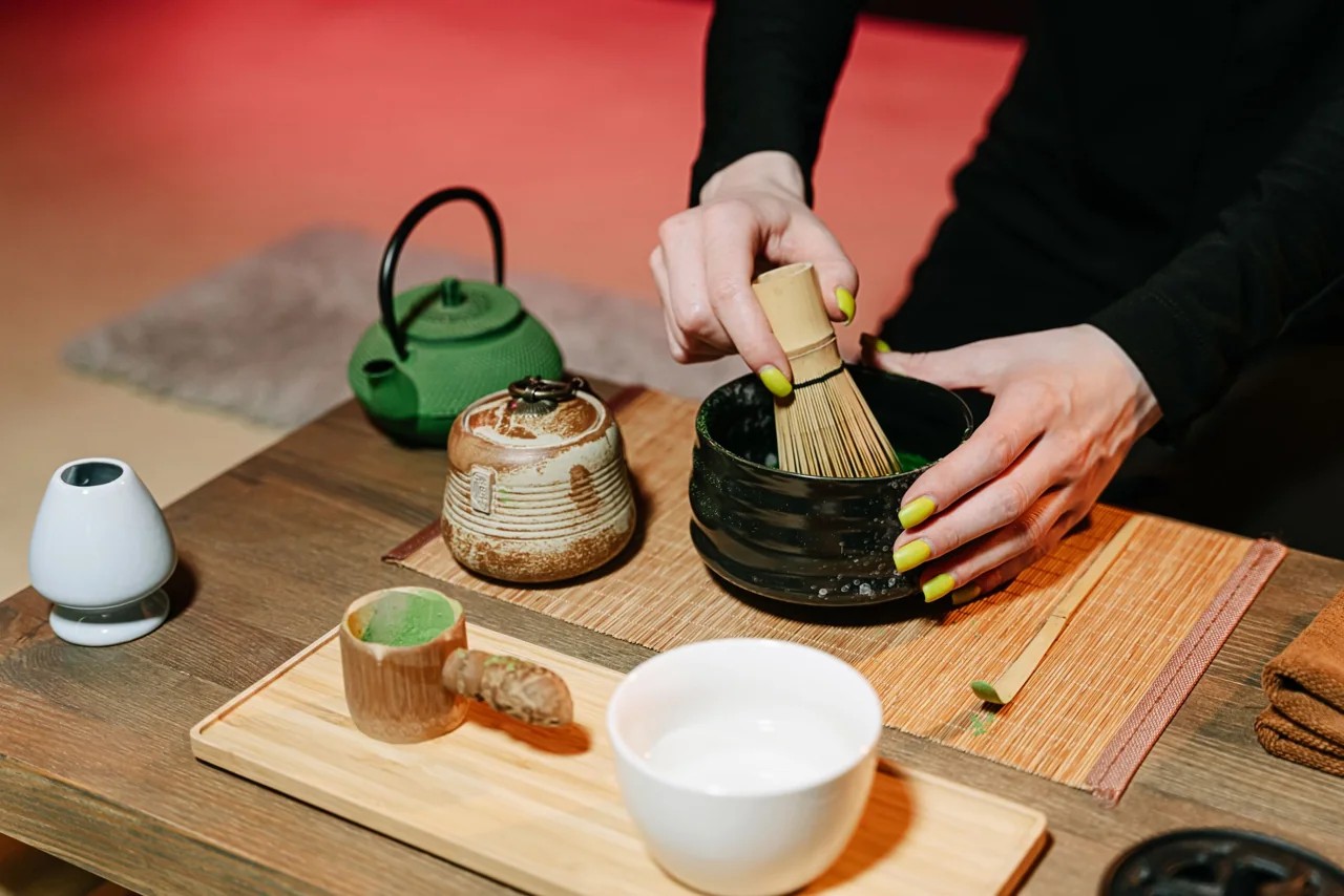 Preparação de chá com utensílios tradicionais